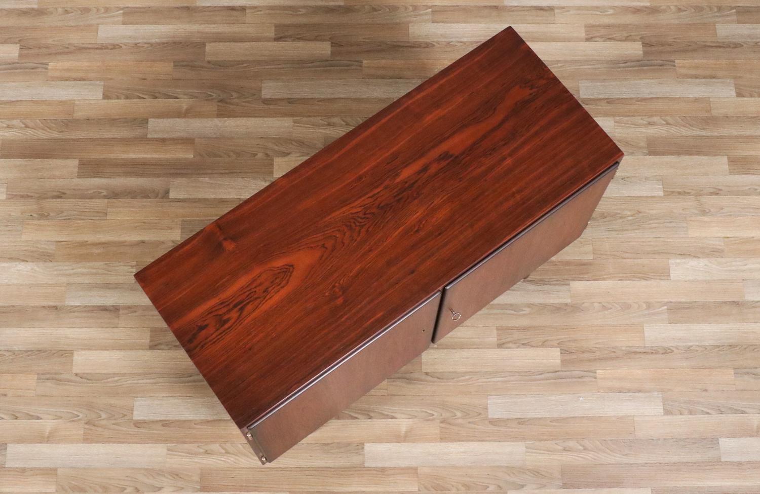 Expertly Restored - Carlo Jensen Brazilian Rosewood Cabinet for Hundevad & Co. im Angebot 1