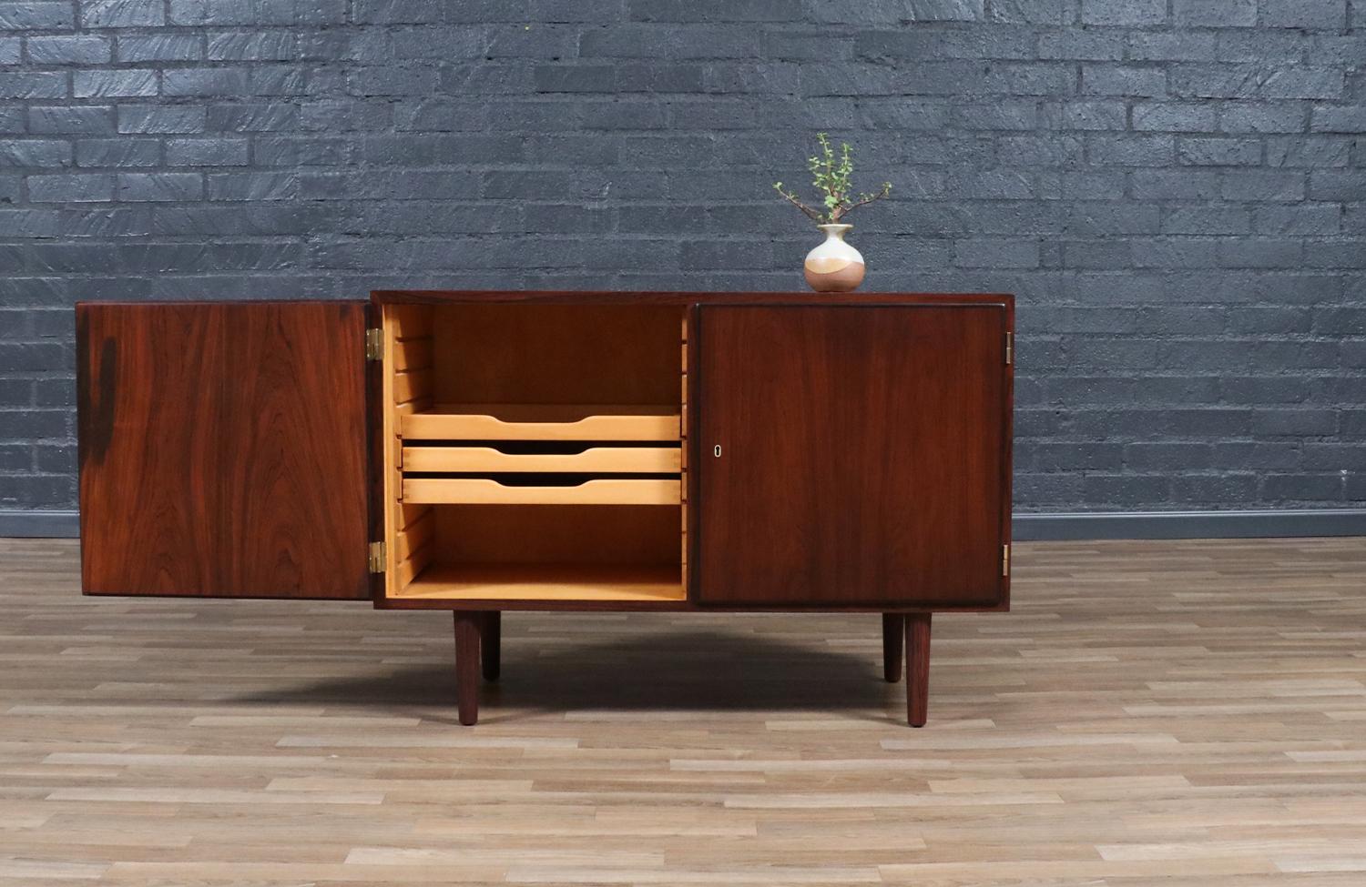 Mid-Century moderno Restaurata con perizia - Credenza in palissandro brasiliano di Carlo Jensen per Hundevad & Co. in vendita