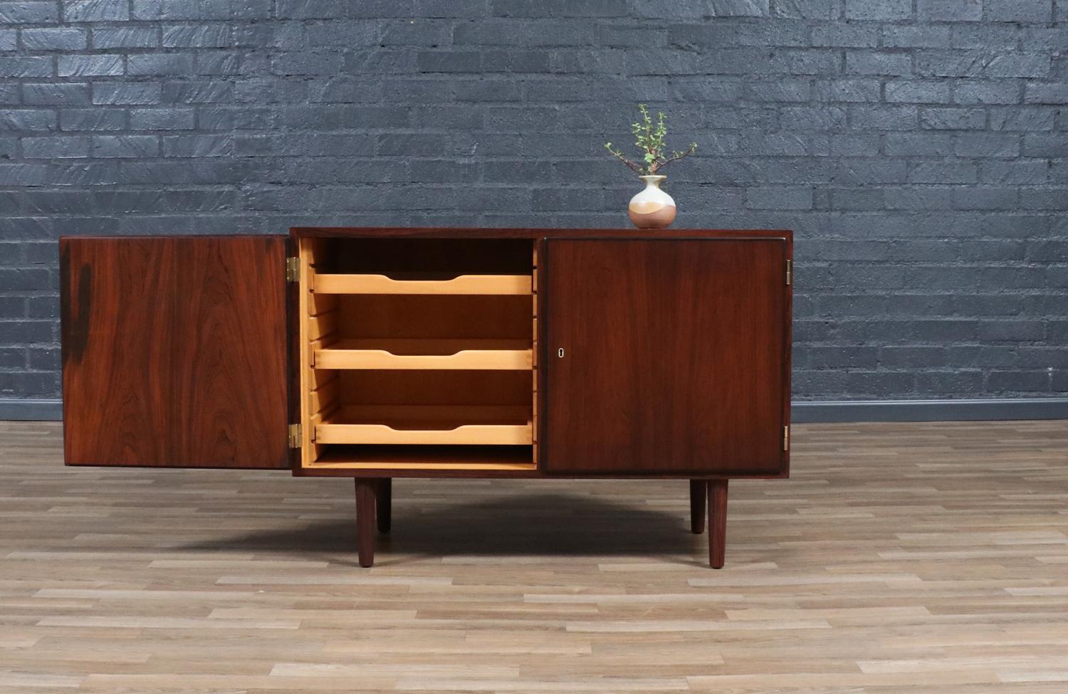 Danese Restaurata con perizia - Credenza in palissandro brasiliano di Carlo Jensen per Hundevad & Co. in vendita