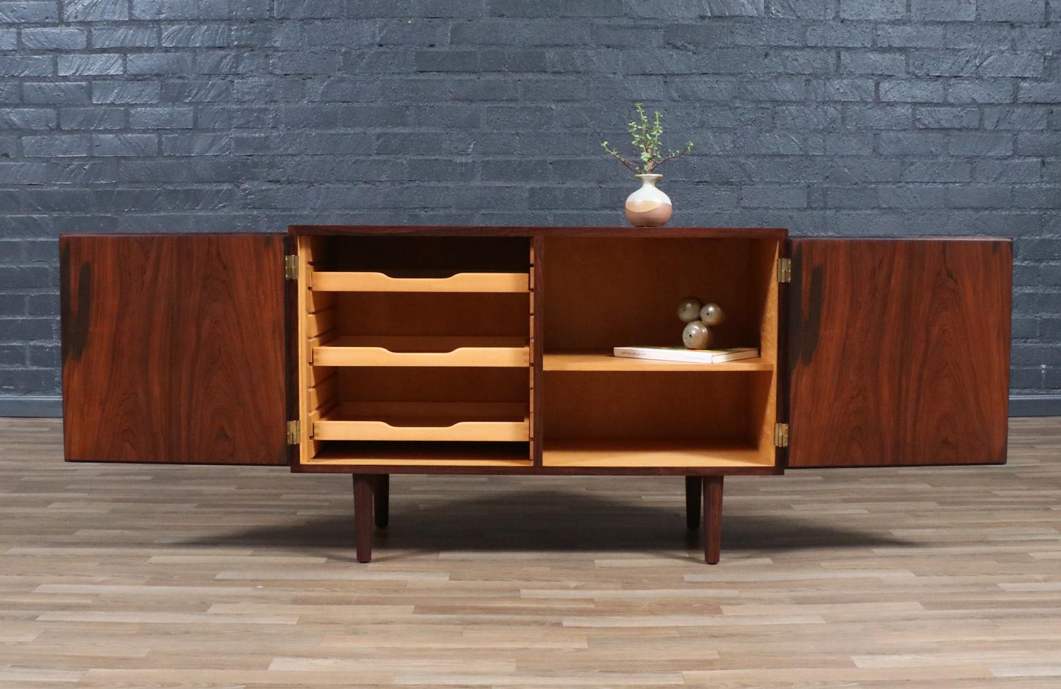 Restaurata con perizia - Credenza in palissandro brasiliano di Carlo Jensen per Hundevad & Co. In condizioni ottime in vendita a Los Angeles, CA