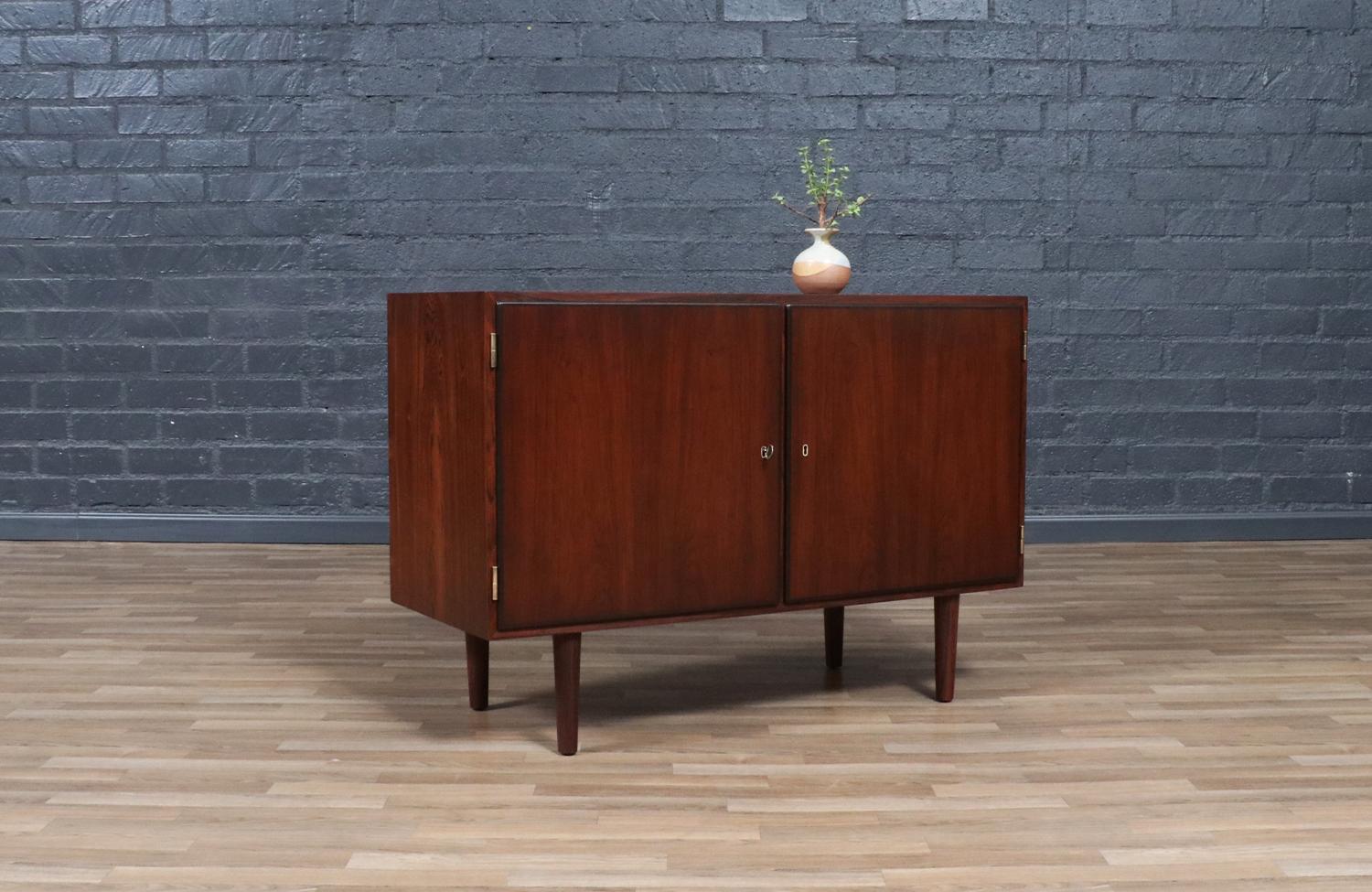 Metà XX secolo Restaurata con perizia - Credenza in palissandro brasiliano di Carlo Jensen per Hundevad & Co. in vendita