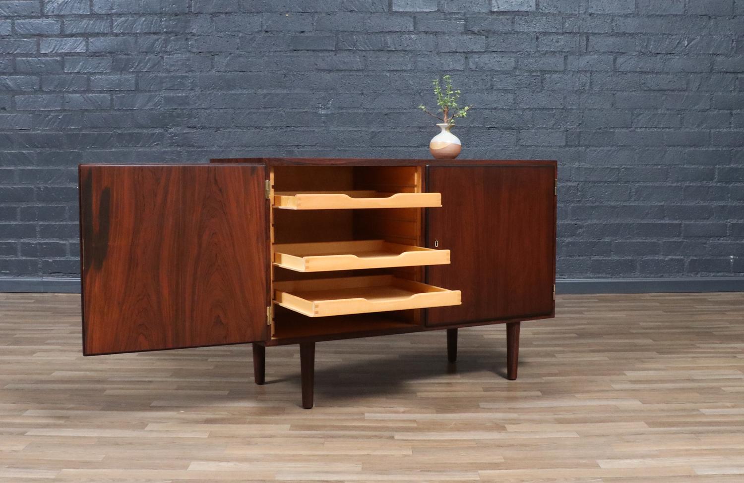 Betulla Restaurata con perizia - Credenza in palissandro brasiliano di Carlo Jensen per Hundevad & Co. in vendita