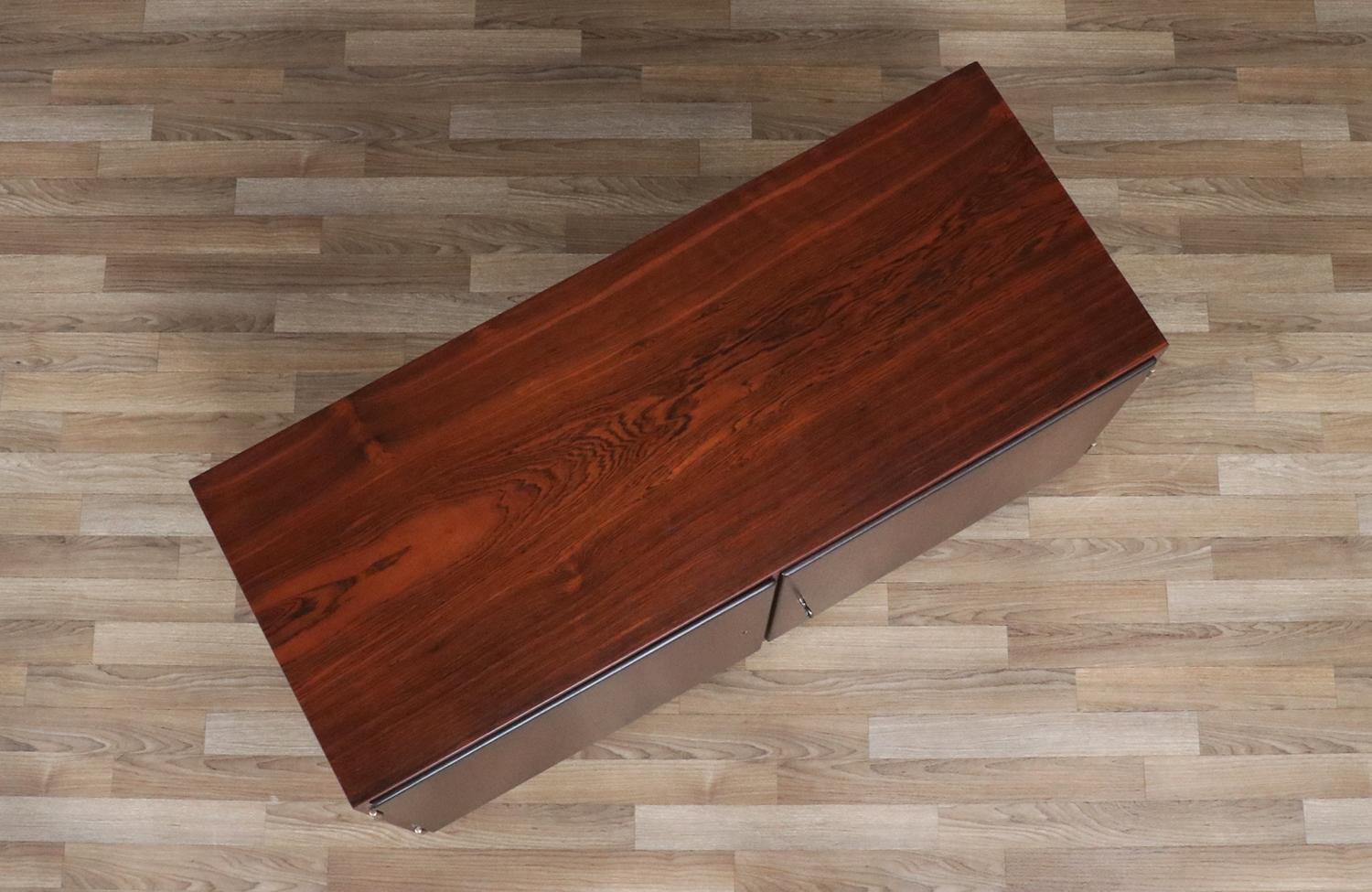 Restaurata con perizia - Credenza in palissandro brasiliano di Carlo Jensen per Hundevad & Co. in vendita 1