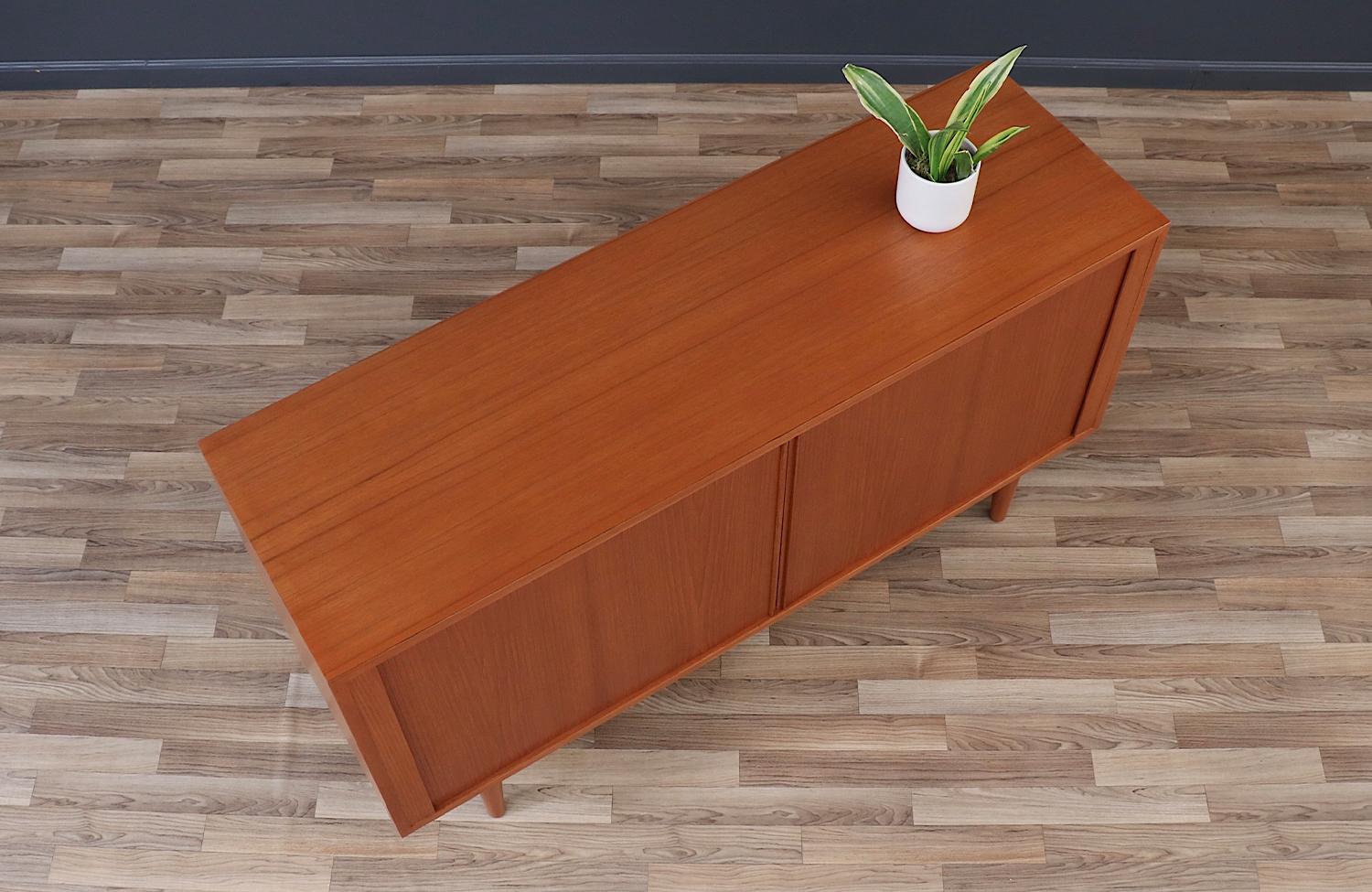 Expertly Restored - Carlo Jensen Teak Tambour-Door Credenza for Hundevad In Excellent Condition For Sale In Los Angeles, CA