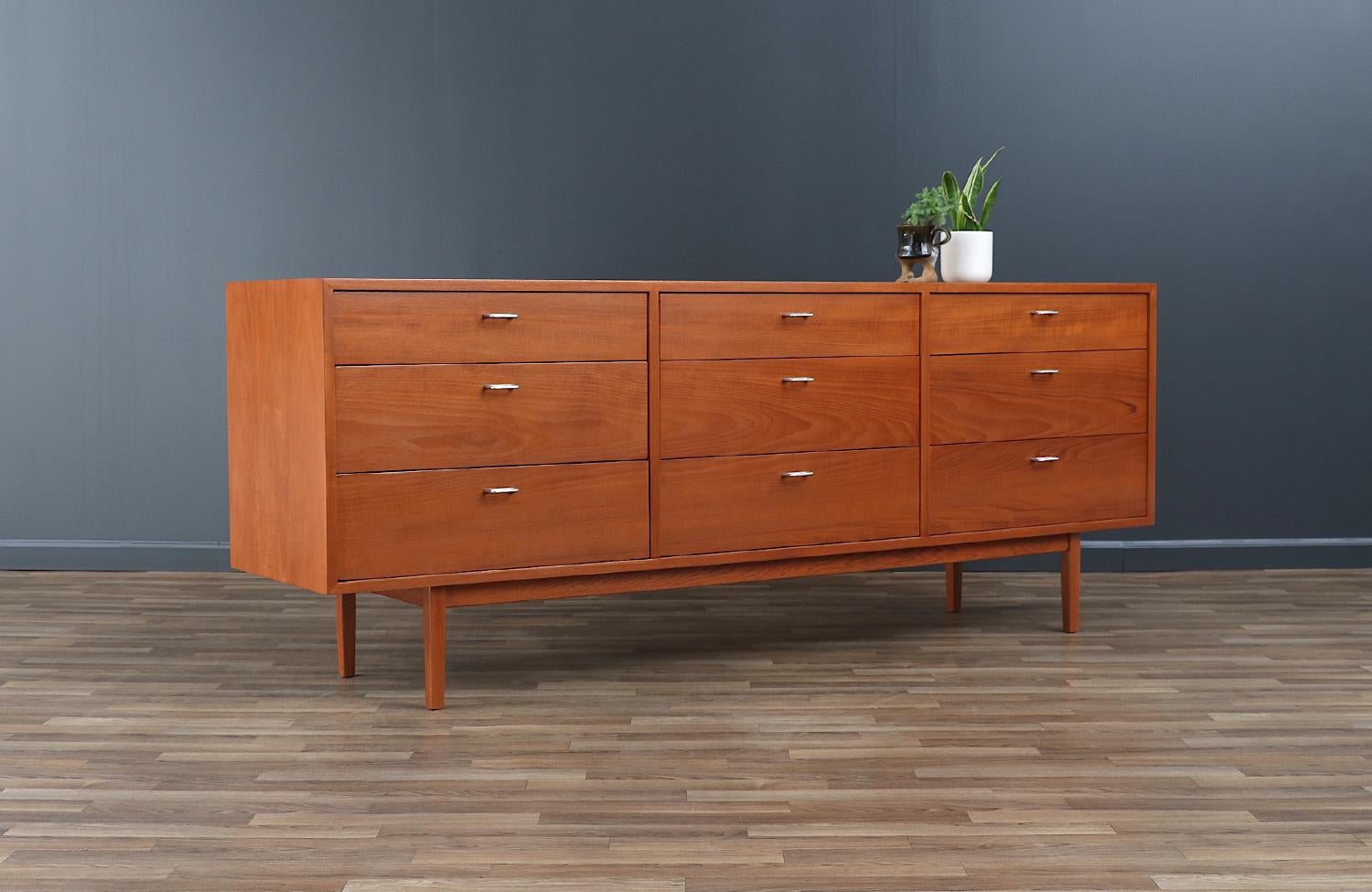 ________________________________________

Transformar un mueble moderno de mediados de siglo es como revivir la historia, y nosotros lo hacemos con pasión y precisión. Con más de 17 años de experiencia artesanal, nuestro estudio de Los Ángeles es un
