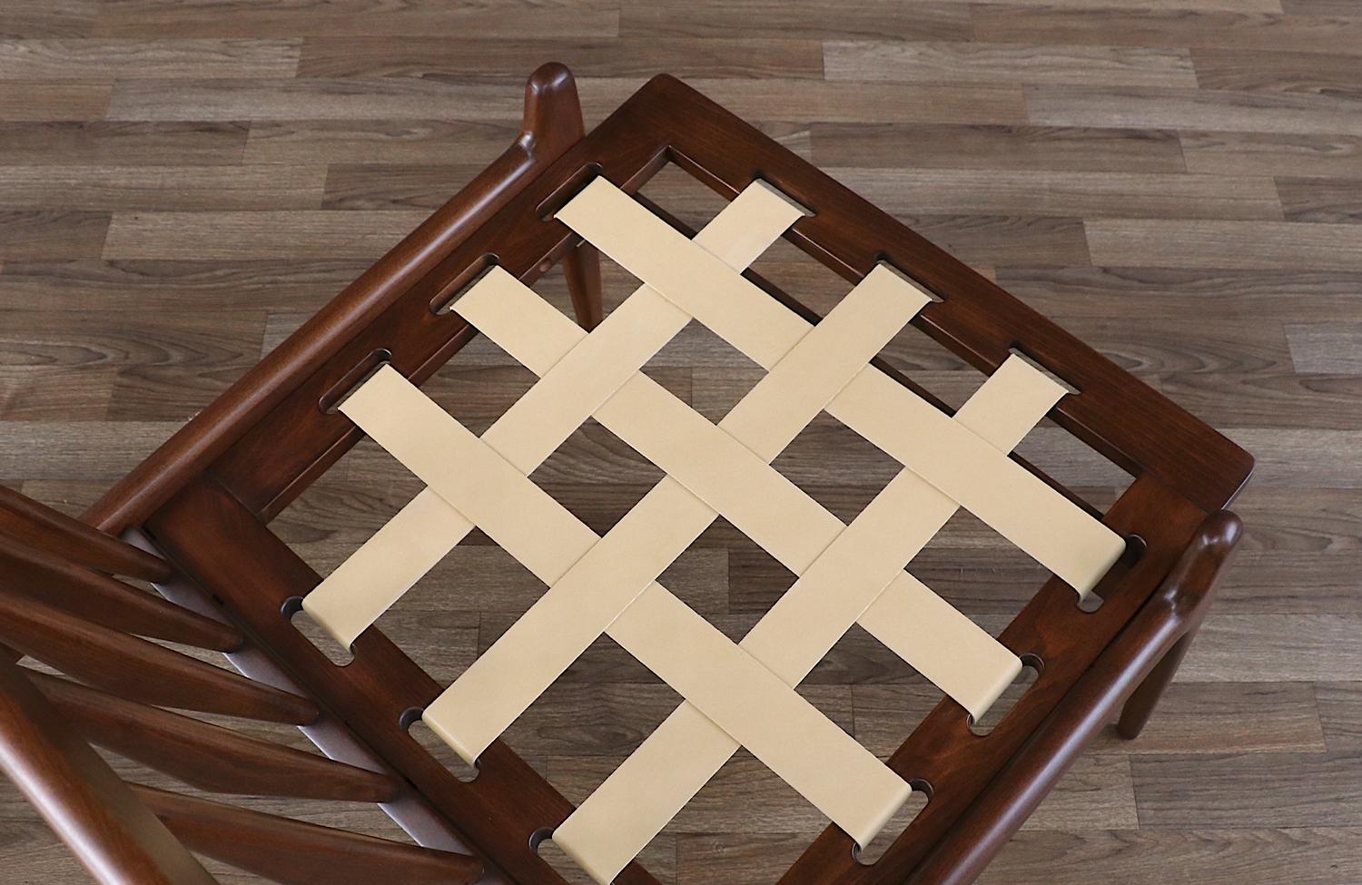 Silla moderna danesa sin brazos, restaurada por expertos, de Ib Kofod-Larsen en Excelente estado para la venta en Los Angeles, CA