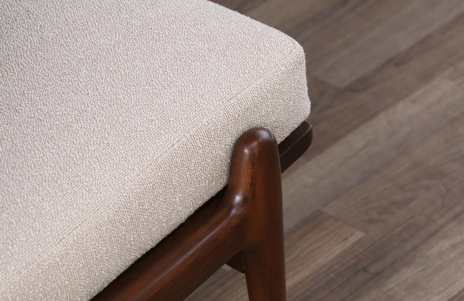 Silla moderna danesa sin brazos, restaurada por expertos, de Ib Kofod-Larsen mediados del siglo XX en venta