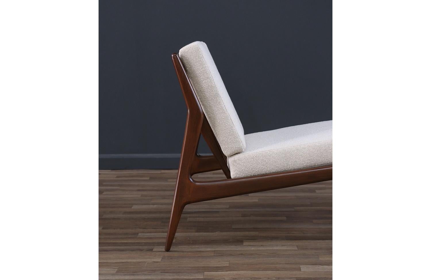 Silla moderna danesa sin brazos, restaurada por expertos, de Ib Kofod-Larsen en venta 1