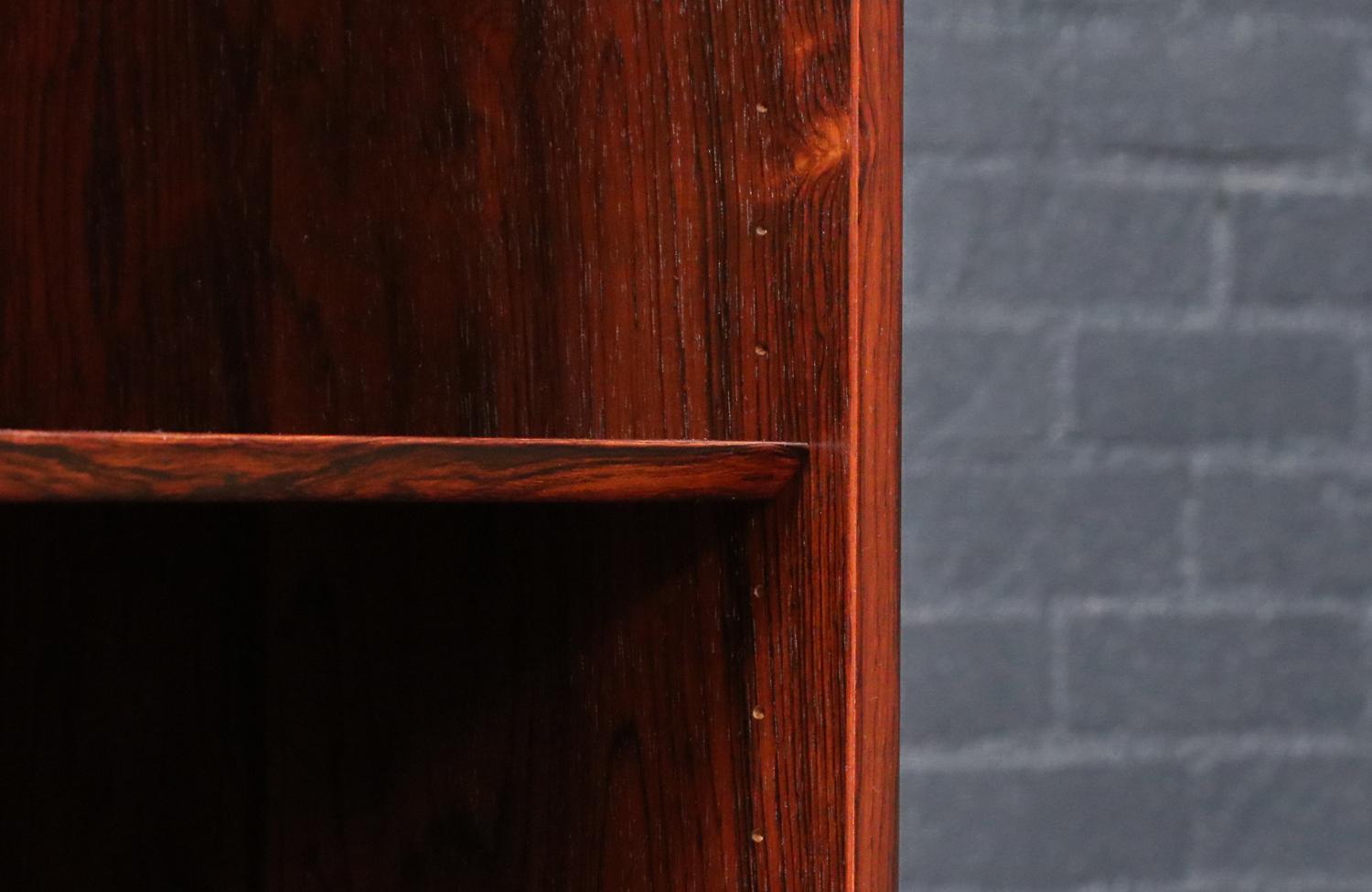 Expertly Restored - Danish Modern Brazilian Rosewood Bookshelf by Carlo Jensen en venta 3