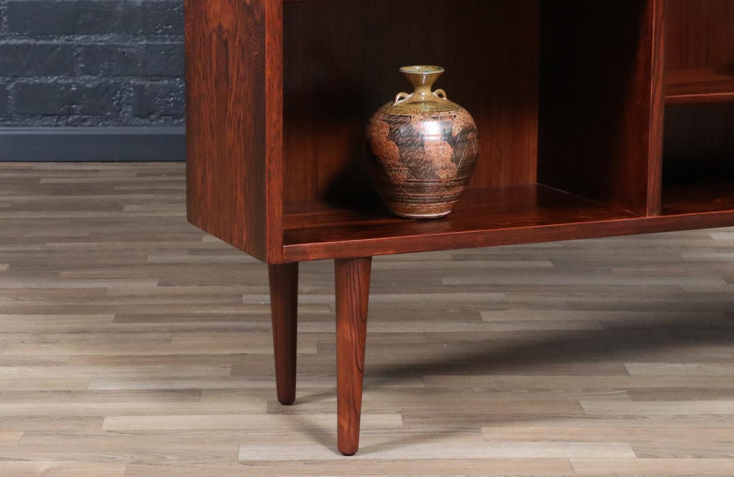 Expertly Restored - Danish Modern Brazilian Rosewood Bookshelf by Carlo Jensen en venta 4