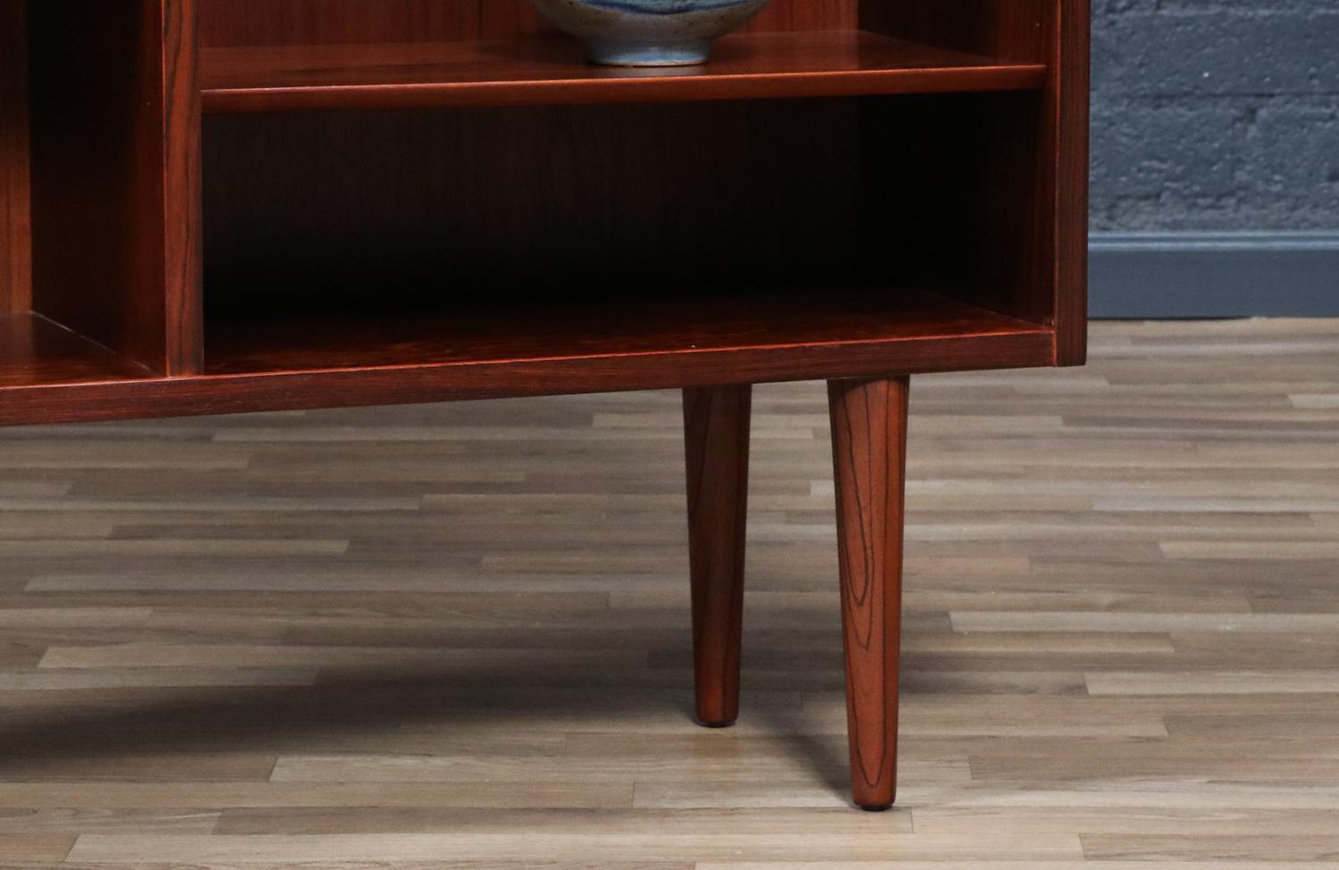 Expertly Restored - Danish Modern Brazilian Rosewood Bookshelf by Carlo Jensen en venta 5