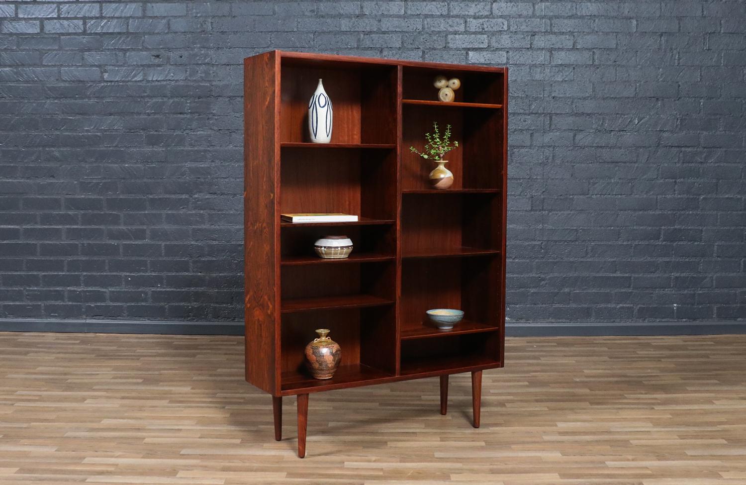 Expertly Restored - Danish Modern Brazilian Rosewood Bookshelf by Carlo Jensen Moderno de mediados de siglo en venta