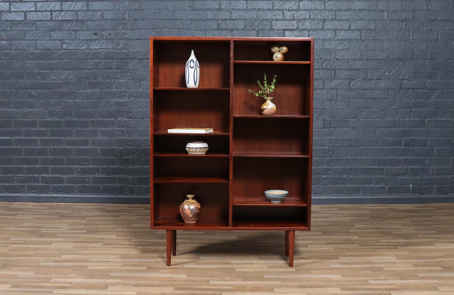 Expertly Restored - Danish Modern Brazilian Rosewood Bookshelf by Carlo Jensen Danés en venta