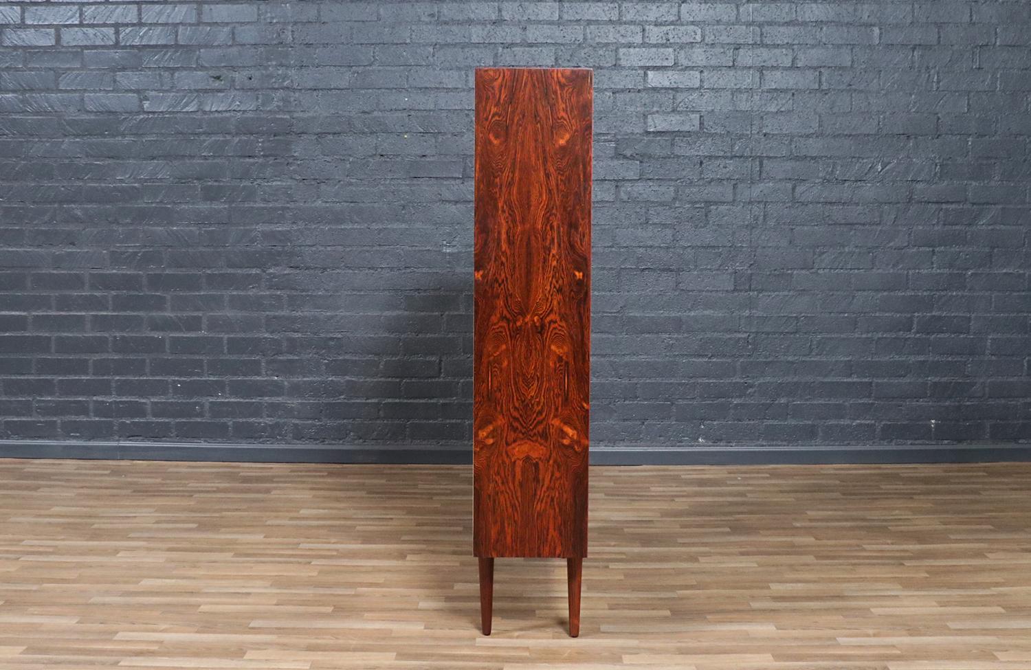 Expertly Restored - Danish Modern Brazilian Rosewood Bookshelf by Carlo Jensen en Excelente estado para la venta en Los Angeles, CA