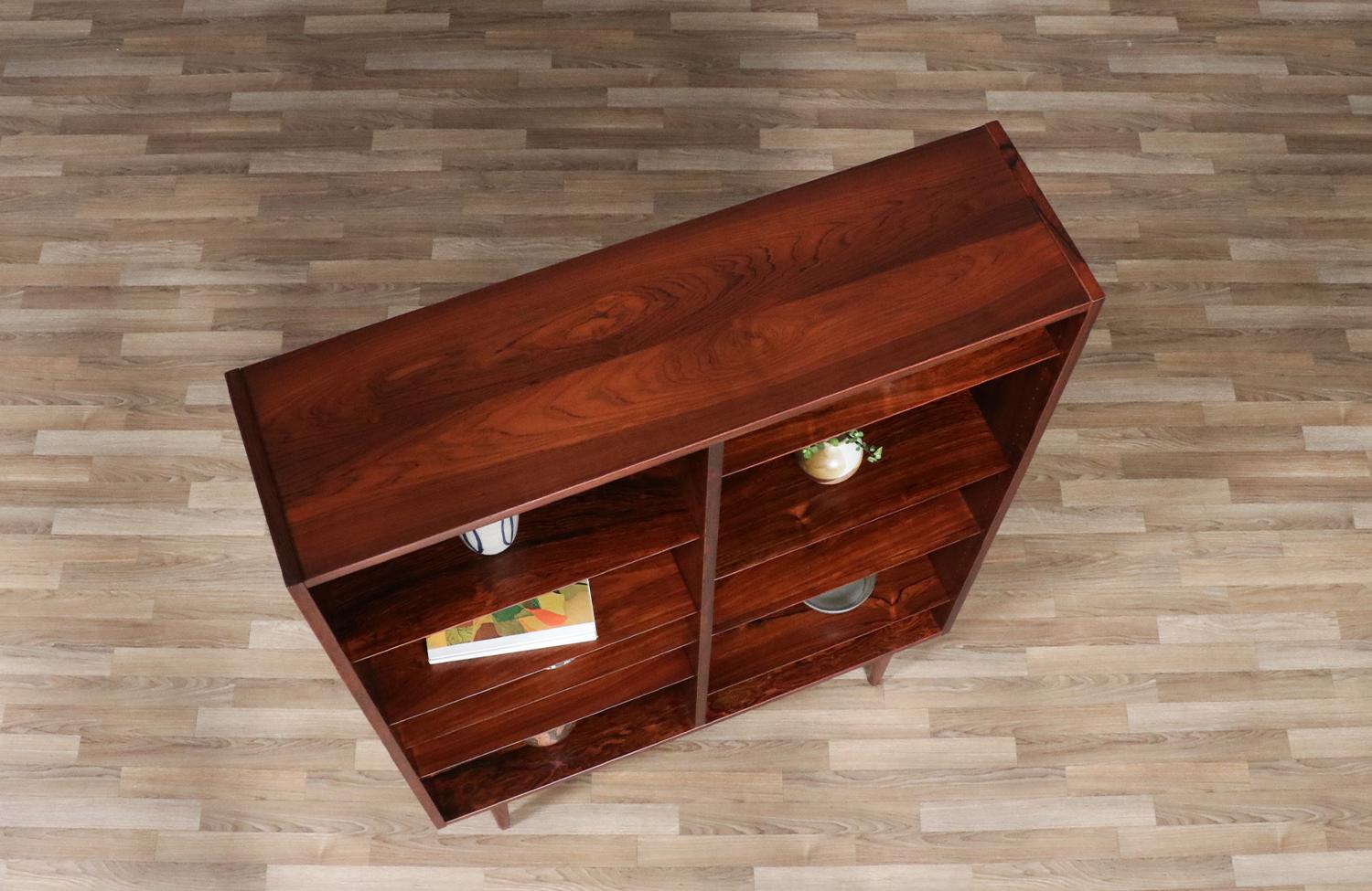 Expertly Restored - Danish Modern Brazilian Rosewood Bookshelf by Carlo Jensen mediados del siglo XX en venta