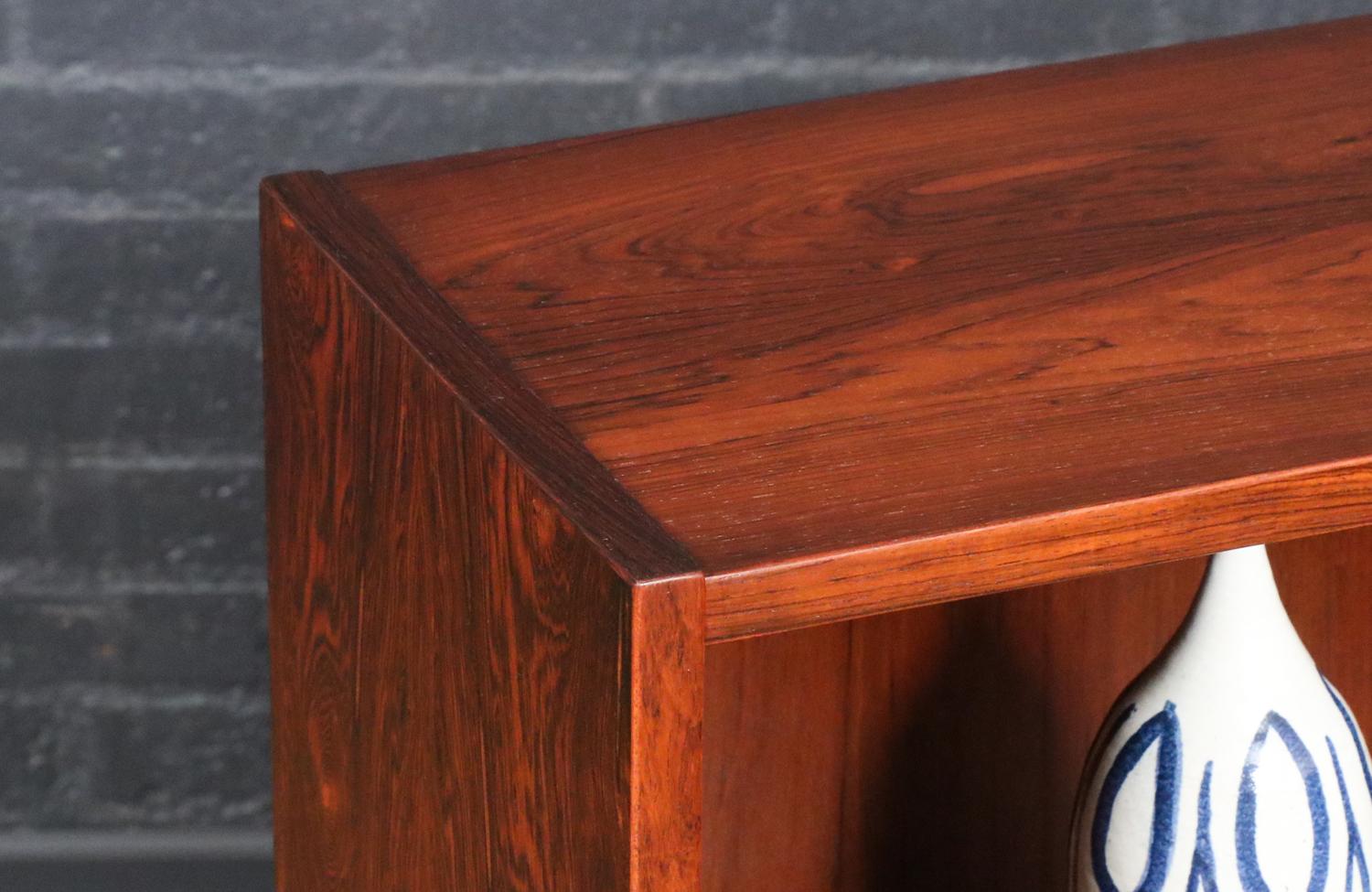 Expertly Restored - Danish Modern Brazilian Rosewood Bookshelf by Carlo Jensen Palo de rosa en venta