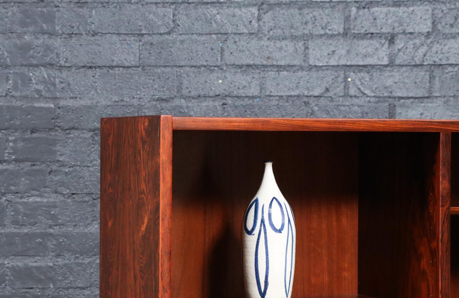 Expertly Restored - Danish Modern Brazilian Rosewood Bookshelf by Carlo Jensen en venta 1
