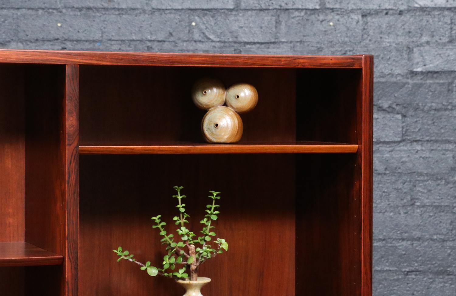 Expertly Restored - Danish Modern Brazilian Rosewood Bookshelf by Carlo Jensen en venta 2