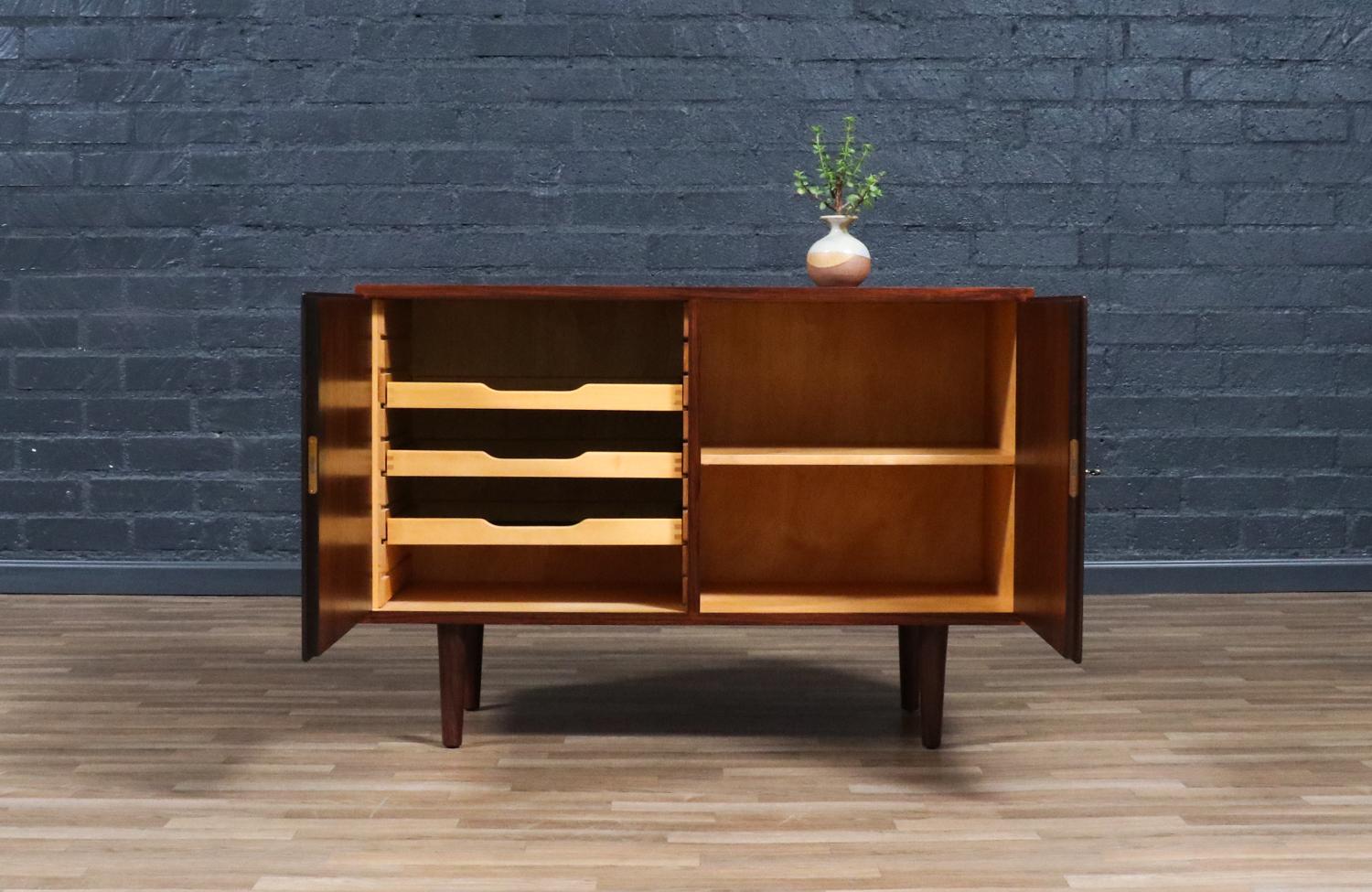 Mid-Century Modern Expertly Restored - Danish Modern Brazilian Rosewood Cabinet by Carlo Jensen For Sale
