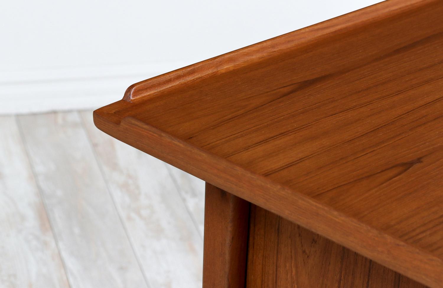 Expertly Restored - Danish Modern Executive Teak Desk with Raised Edges 1950's For Sale 4