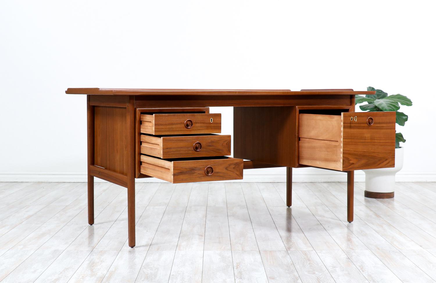 Mid-Century Modern Expertly Restored - Danish Modern Executive Teak Desk with Raised Edges 1950's For Sale