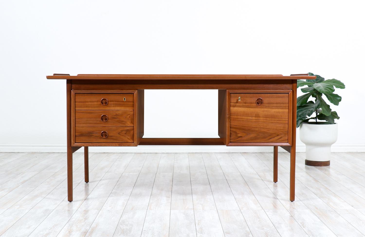 Expertly Restored - Danish Modern Executive Teak Desk with Raised Edges 1950's In Excellent Condition For Sale In Los Angeles, CA
