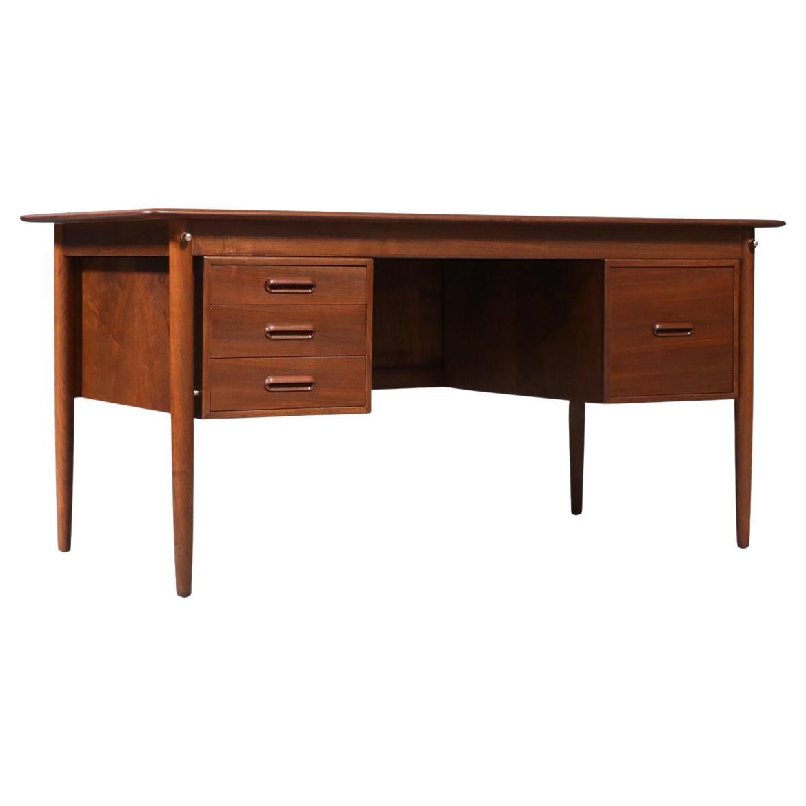 Expertly Restored - Danish Modern Executive Walnut Desk by Gunnar Schwartz For Sale