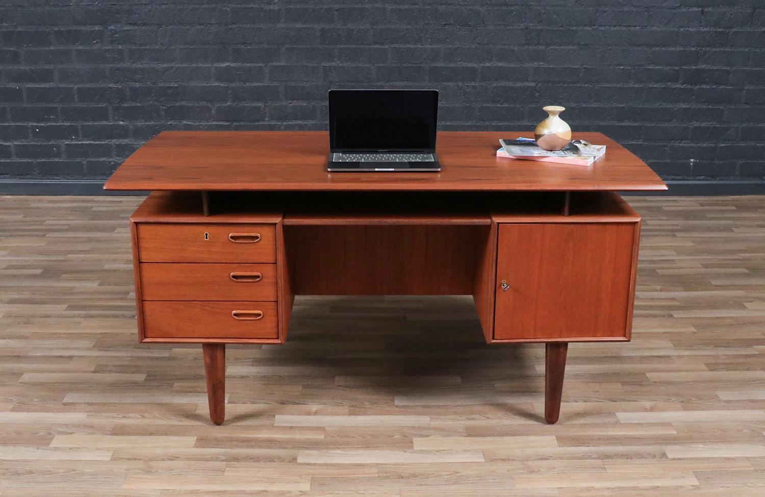 Expertly Restored - Danish Modern Floating Top Teak Desk w/ Bookcase In Excellent Condition For Sale In Los Angeles, CA