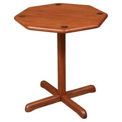 Restaurada por expertos - Mesa auxiliar danesa moderna de teca con pedestal de B&M