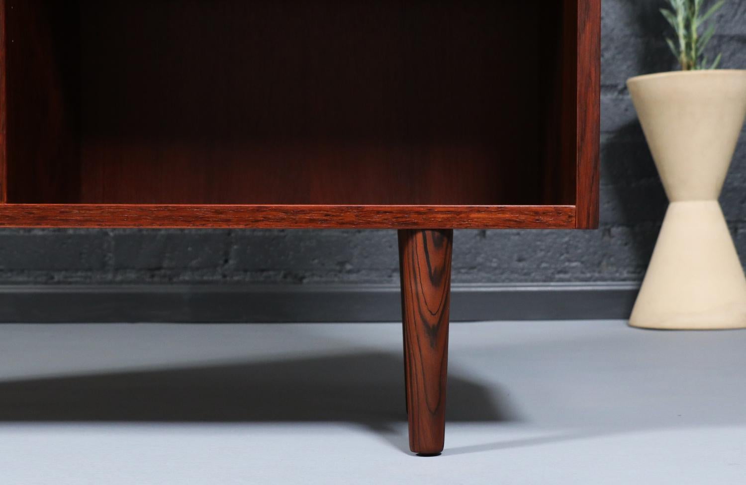 Expertly Restored-Danish Modern Rosewood Bookshelf by Carlo Jensen for Hundevad For Sale 4