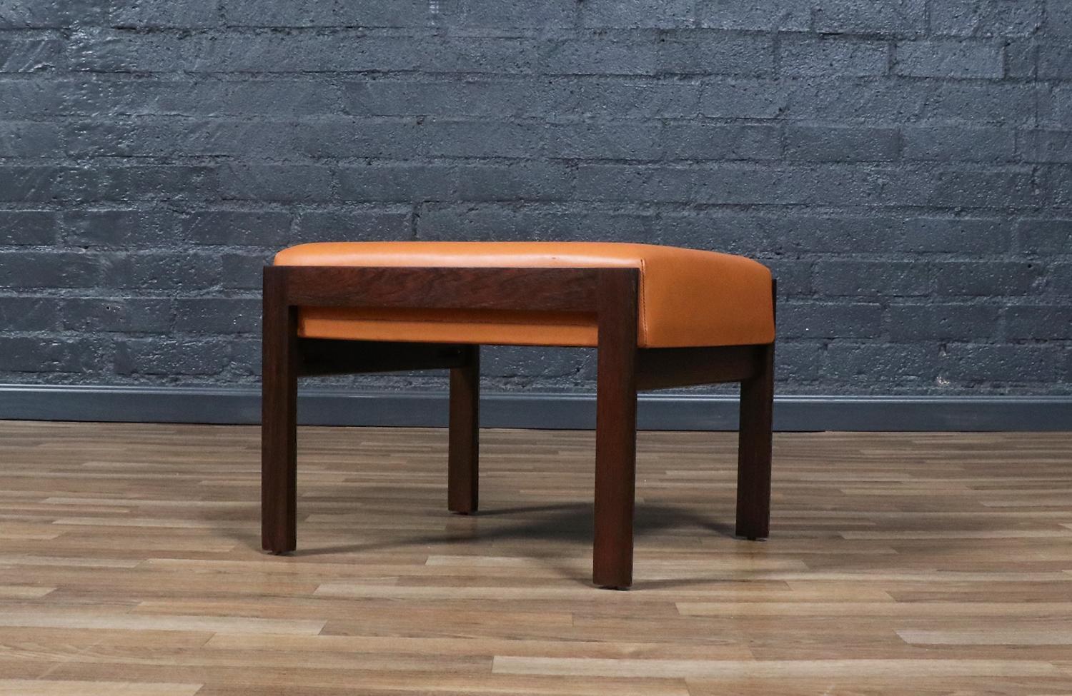 Fachmännisch restauriert - Dänischer Moderner Hocker aus Rosenholz und Leder (Mitte des 20. Jahrhunderts) im Angebot