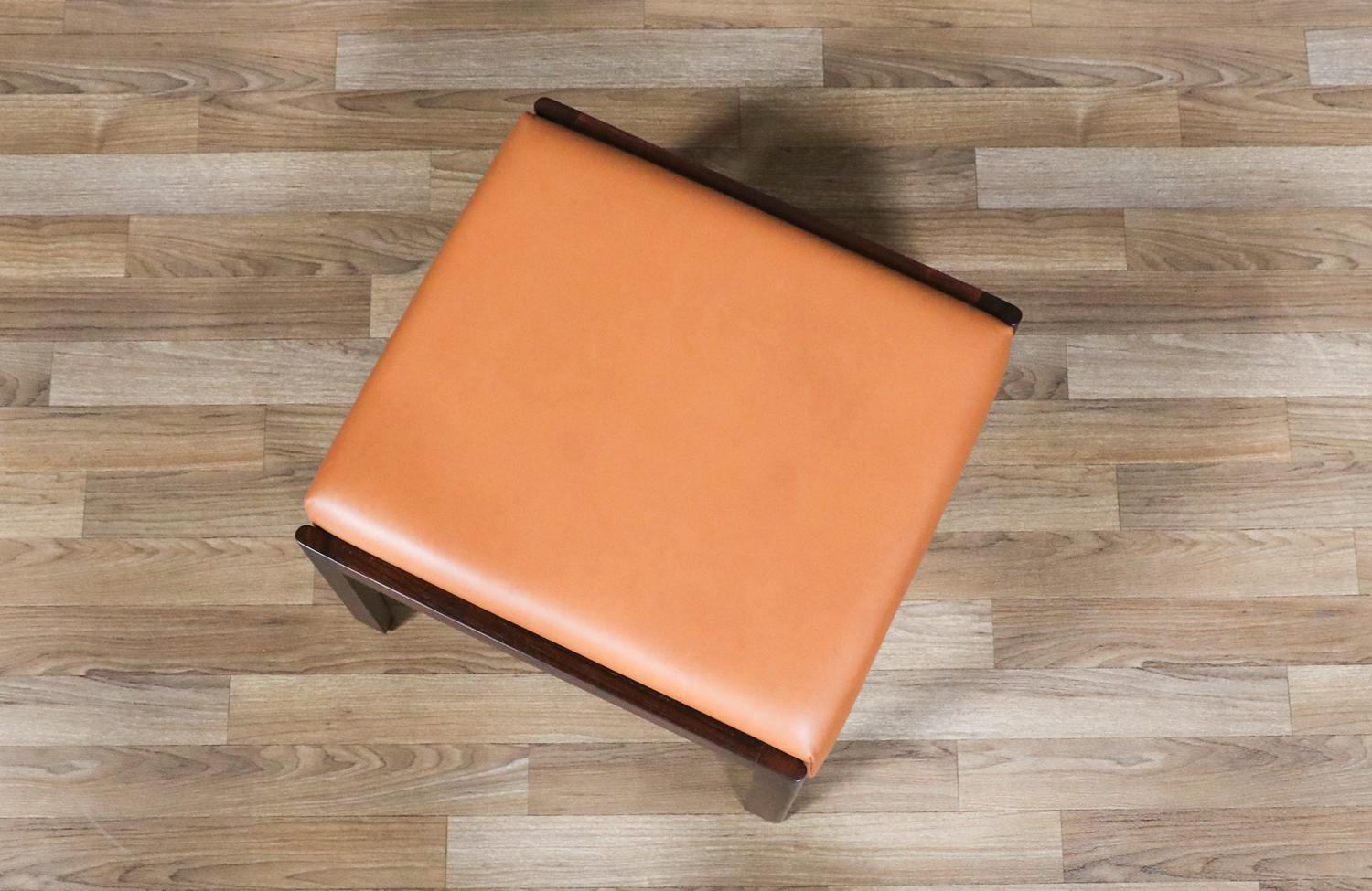 Fachmännisch restauriert - Dänischer Moderner Hocker aus Rosenholz und Leder im Angebot 1