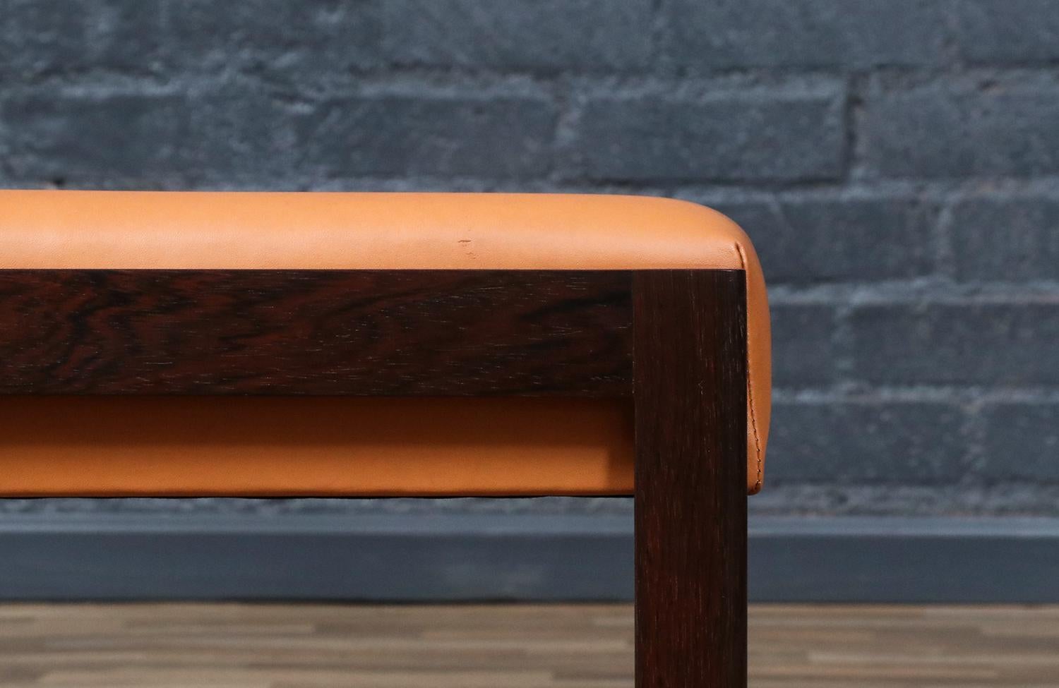 Fachmännisch restauriert - Dänischer Moderner Hocker aus Rosenholz und Leder im Angebot 4