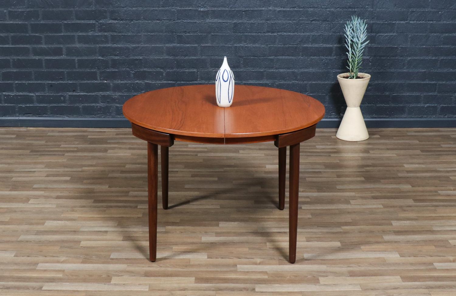 Expertly Restored-Danish Modern “Roundette” Expanding Dining Table by Hans Olsen In Excellent Condition For Sale In Los Angeles, CA