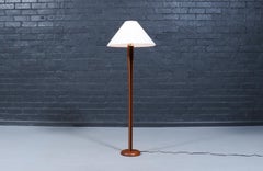 Expert en restauration - Lampadaire moderne danois en teck sculpté avec abat-jour en cône de lin