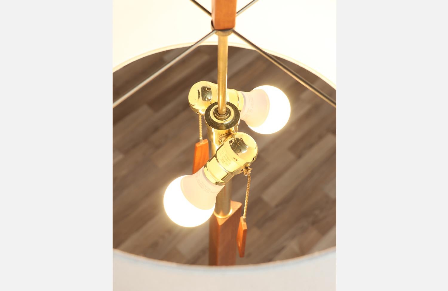 Lampadaire tripode en teck sculpté de style danois moderne, restauré de manière experte en vente 4