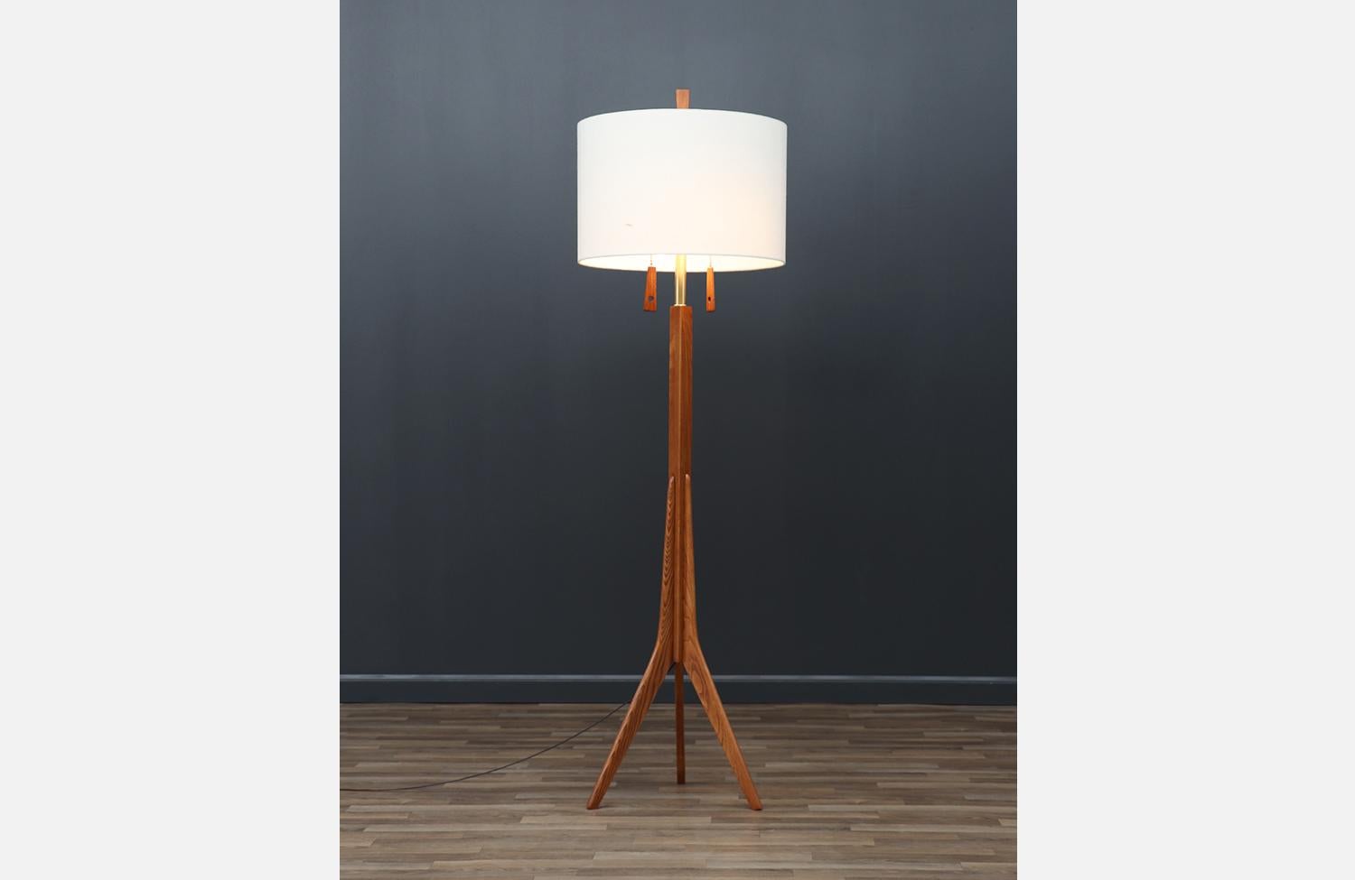 Danois Lampadaire tripode en teck sculpté de style danois moderne, restauré de manière experte en vente