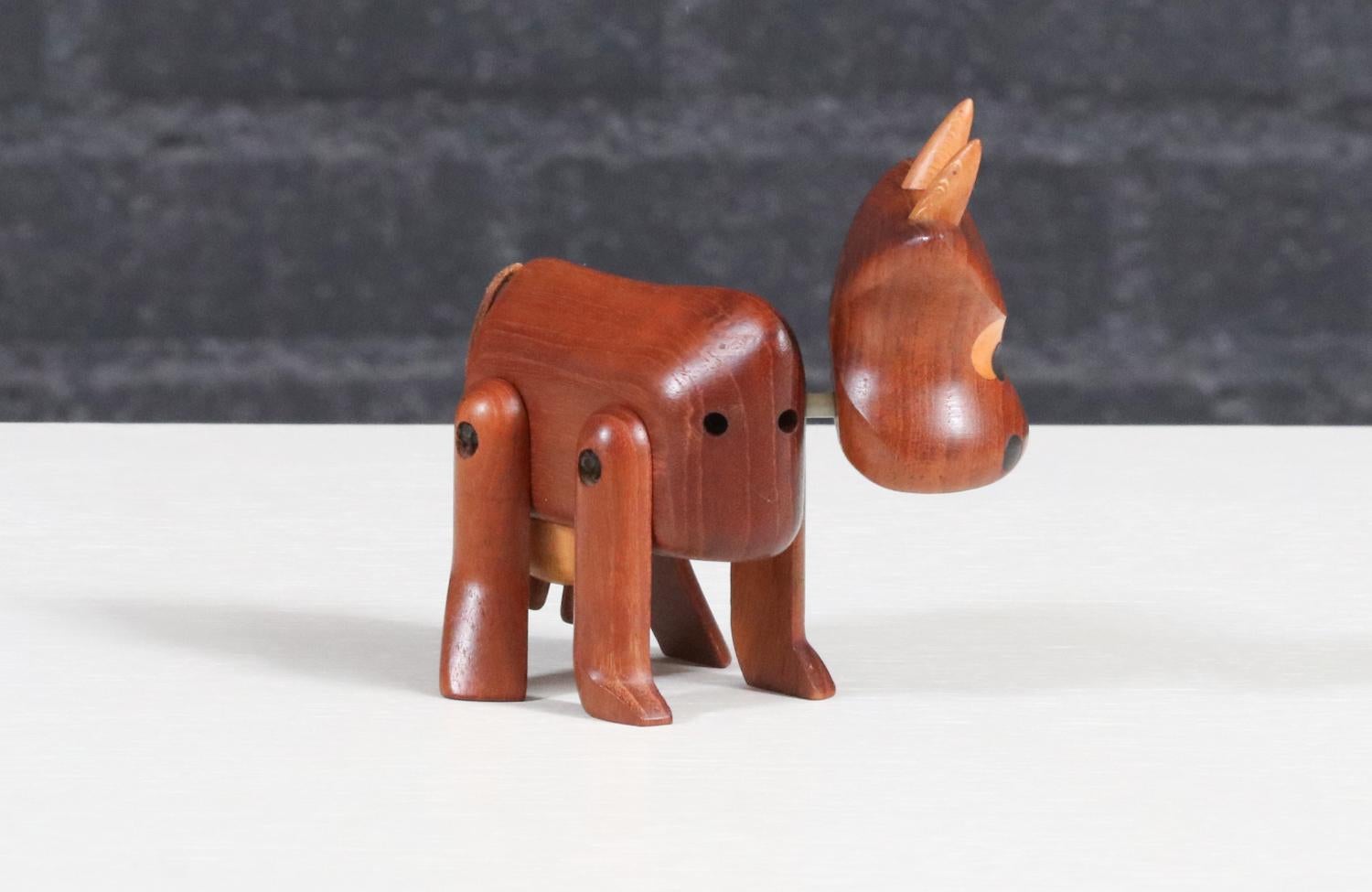 Américain Expert en restauration - Sculpture moderne danoise en teck représentant une vache par Sveistrup en vente