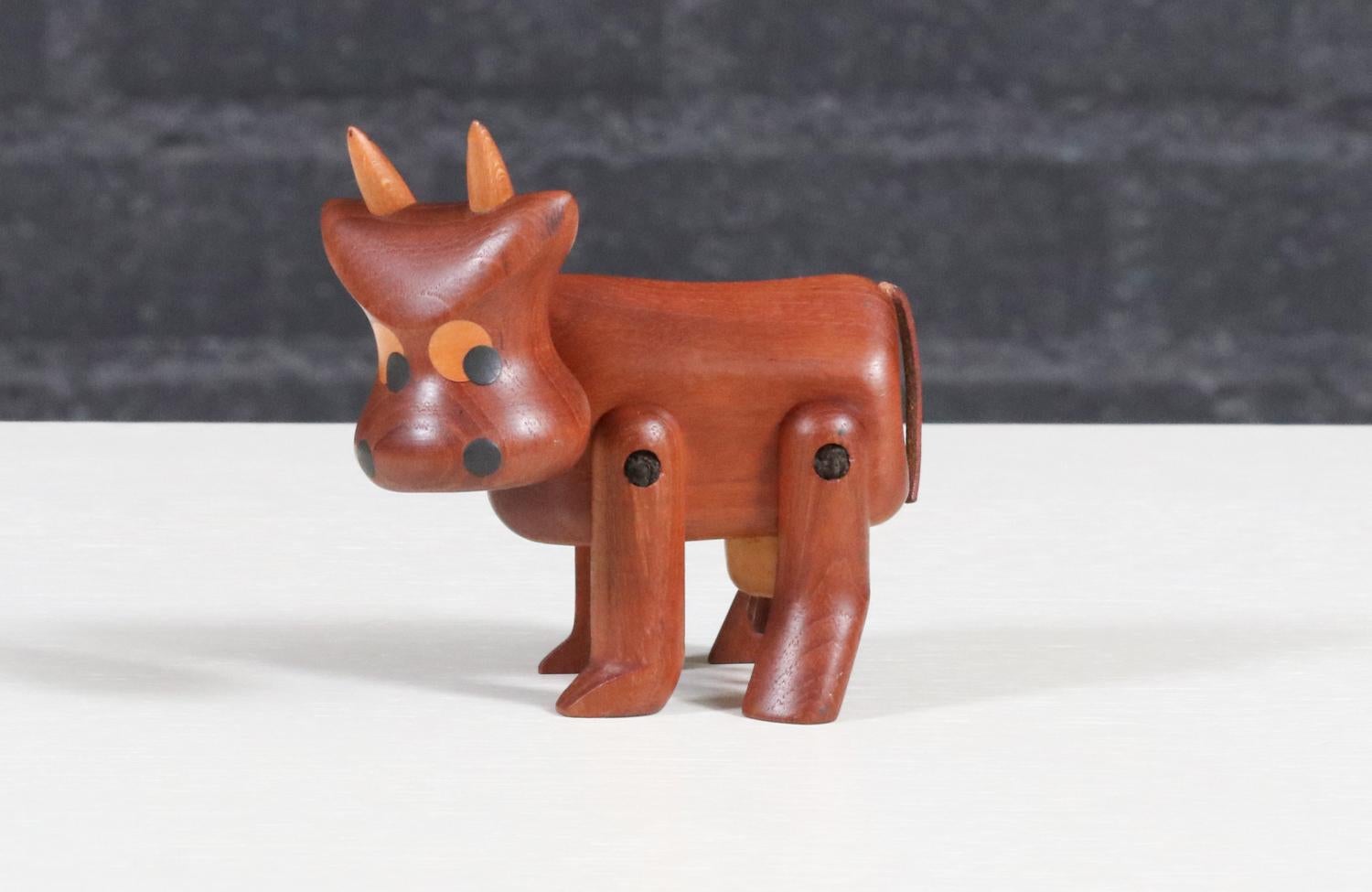 Expert en restauration - Sculpture moderne danoise en teck représentant une vache par Sveistrup Excellent état - En vente à Los Angeles, CA