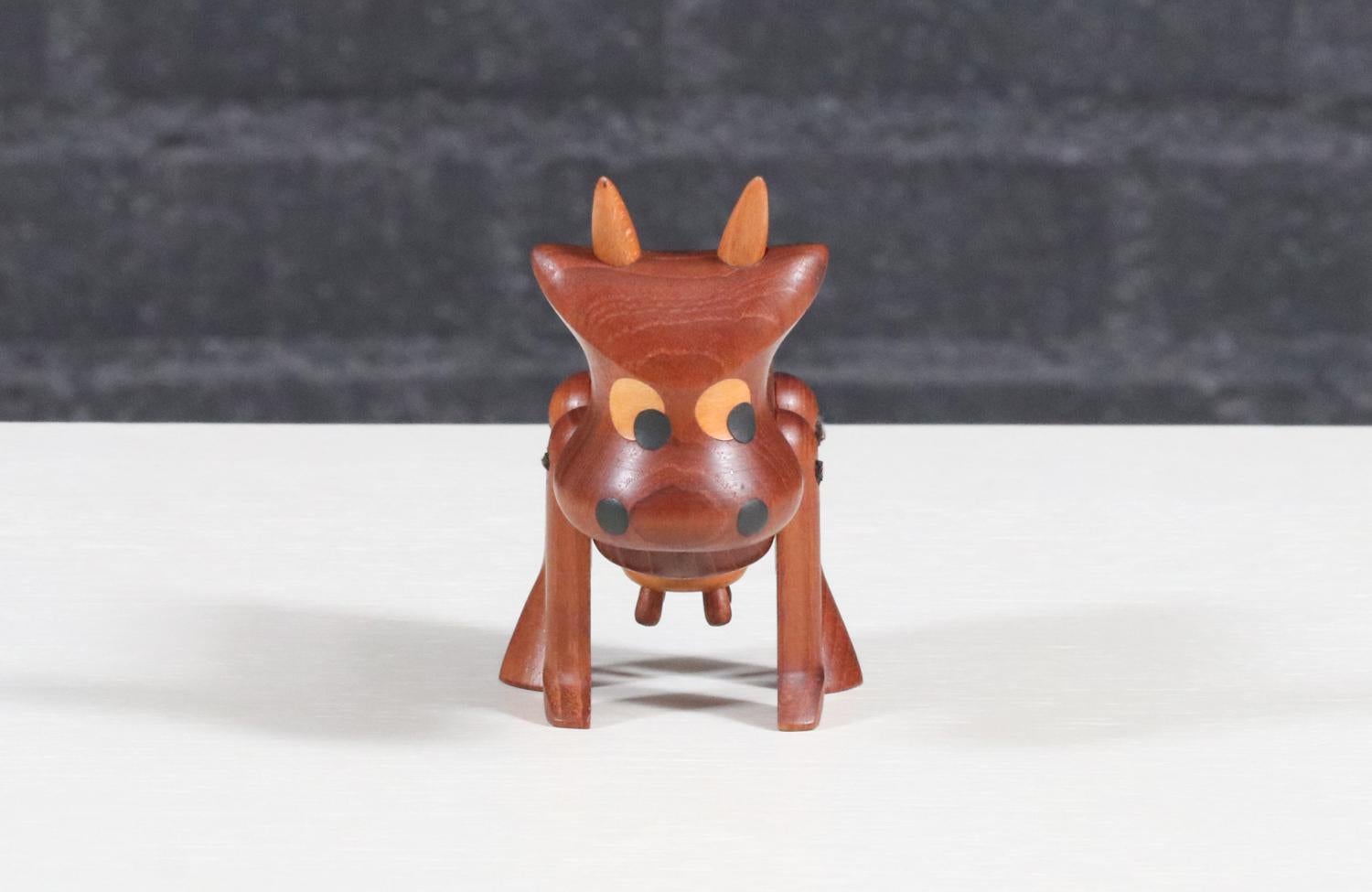Milieu du XXe siècle Expert en restauration - Sculpture moderne danoise en teck représentant une vache par Sveistrup en vente
