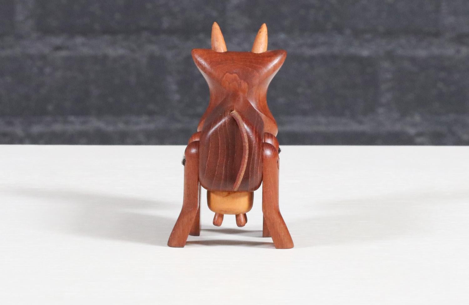 Bois Expert en restauration - Sculpture moderne danoise en teck représentant une vache par Sveistrup en vente