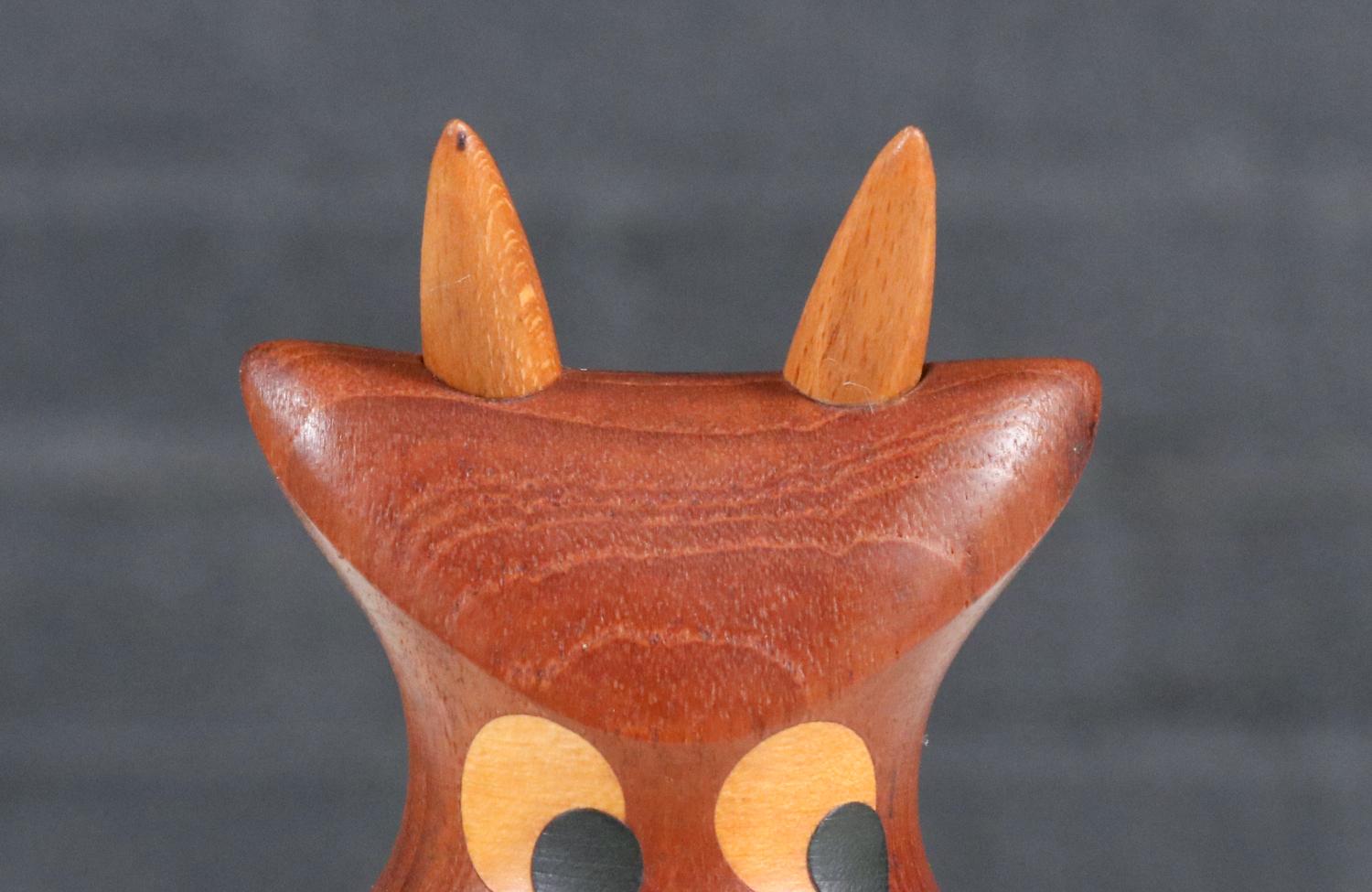 Expert en restauration - Sculpture moderne danoise en teck représentant une vache par Sveistrup en vente 1