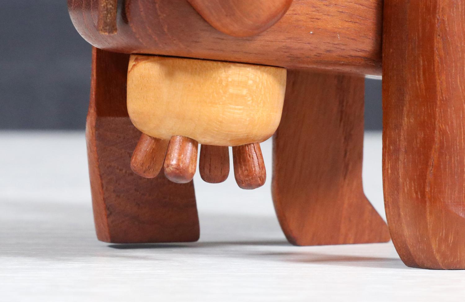 Expert en restauration - Sculpture moderne danoise en teck représentant une vache par Sveistrup en vente 2