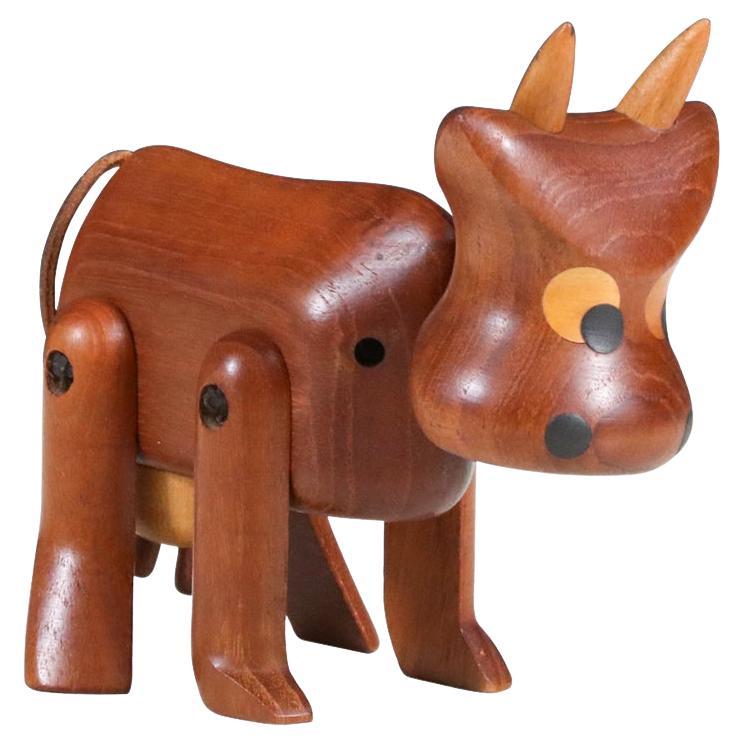 Expert en restauration - Sculpture moderne danoise en teck représentant une vache par Sveistrup en vente