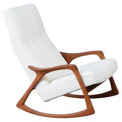 Chaise à bascule moderne danoise en teck restaurée par Broderna Anderssons