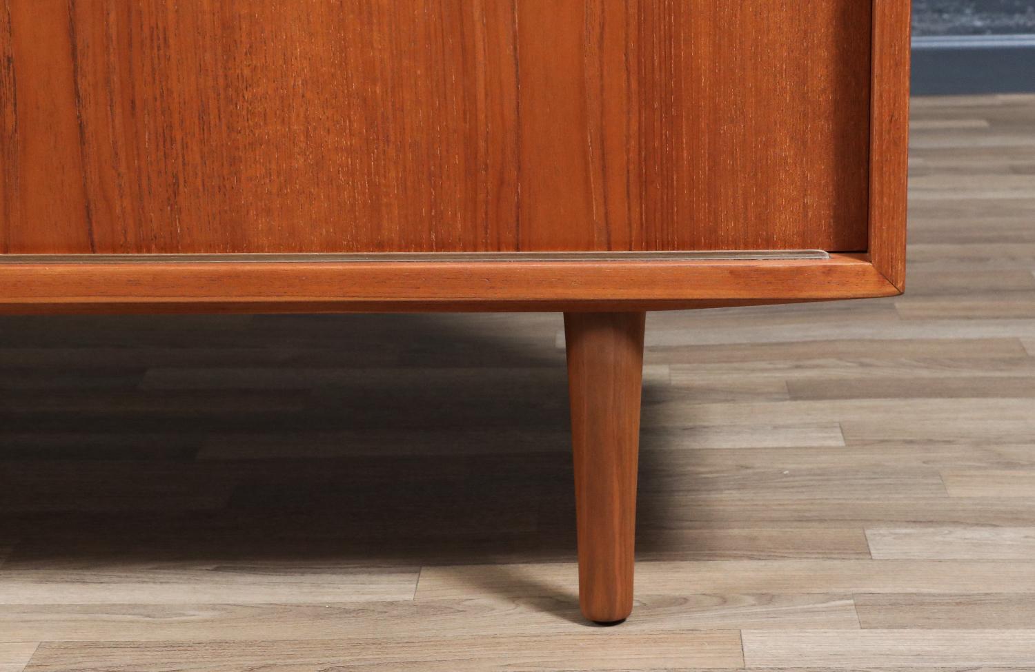 Expertly Restored - Danish Teak Credenza by Carlo Jensen for Hundevad For Sale 6