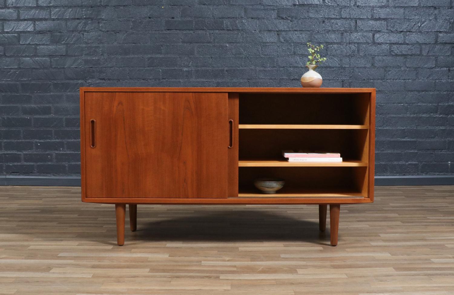 Mid-Century Modern Expertly Restored - Danish Teak Credenza by Carlo Jensen for Hundevad For Sale