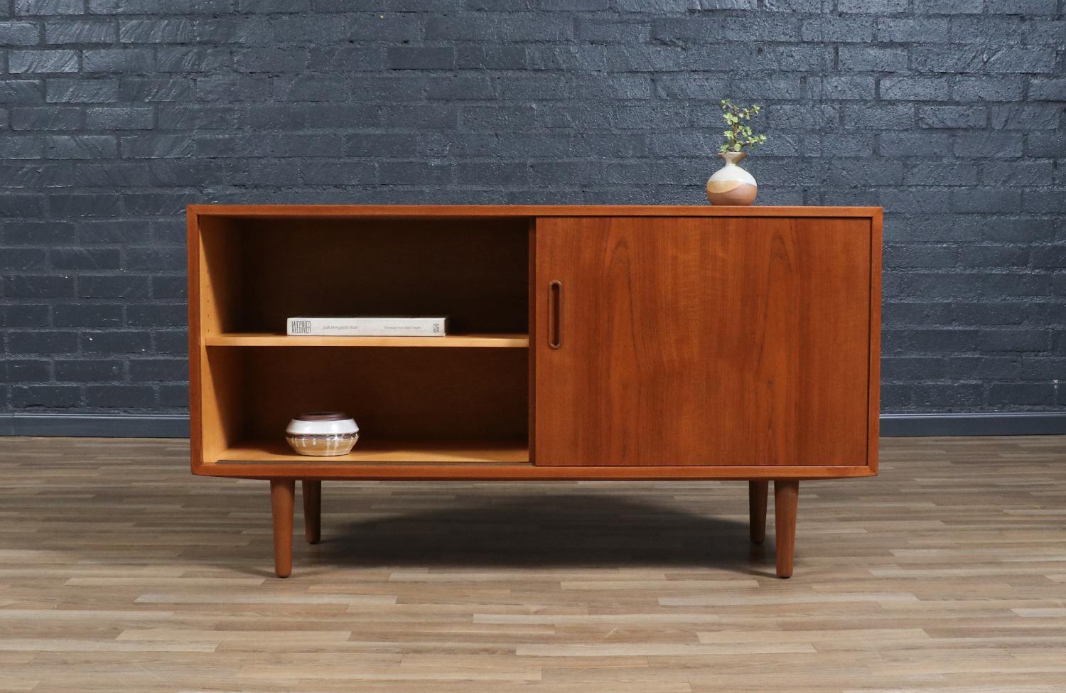 Expertly Restored - Danish Teak Credenza by Carlo Jensen for Hundevad In Excellent Condition For Sale In Los Angeles, CA