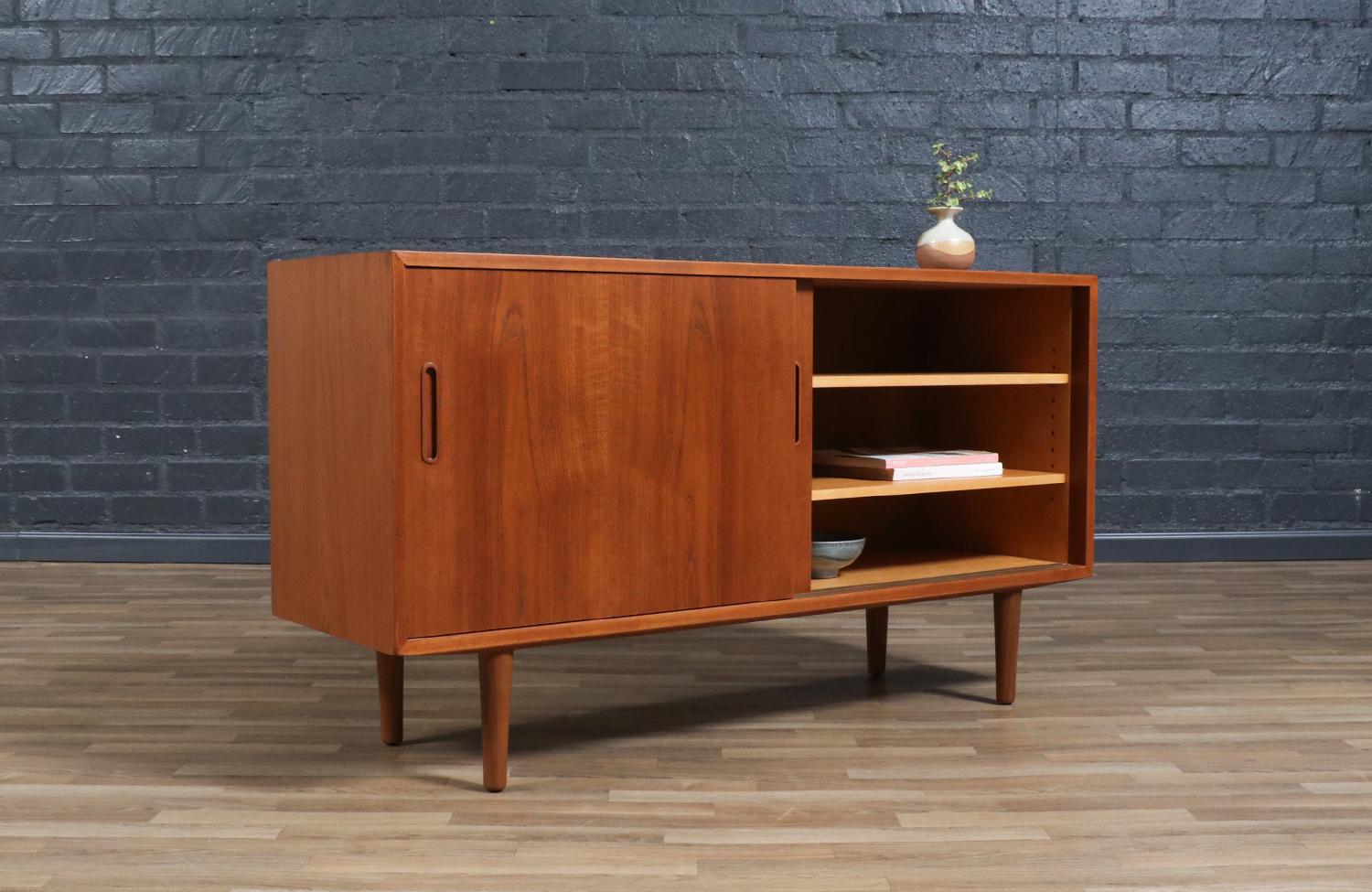 Expertly Restored - Danish Teak Credenza by Carlo Jensen for Hundevad For Sale 1