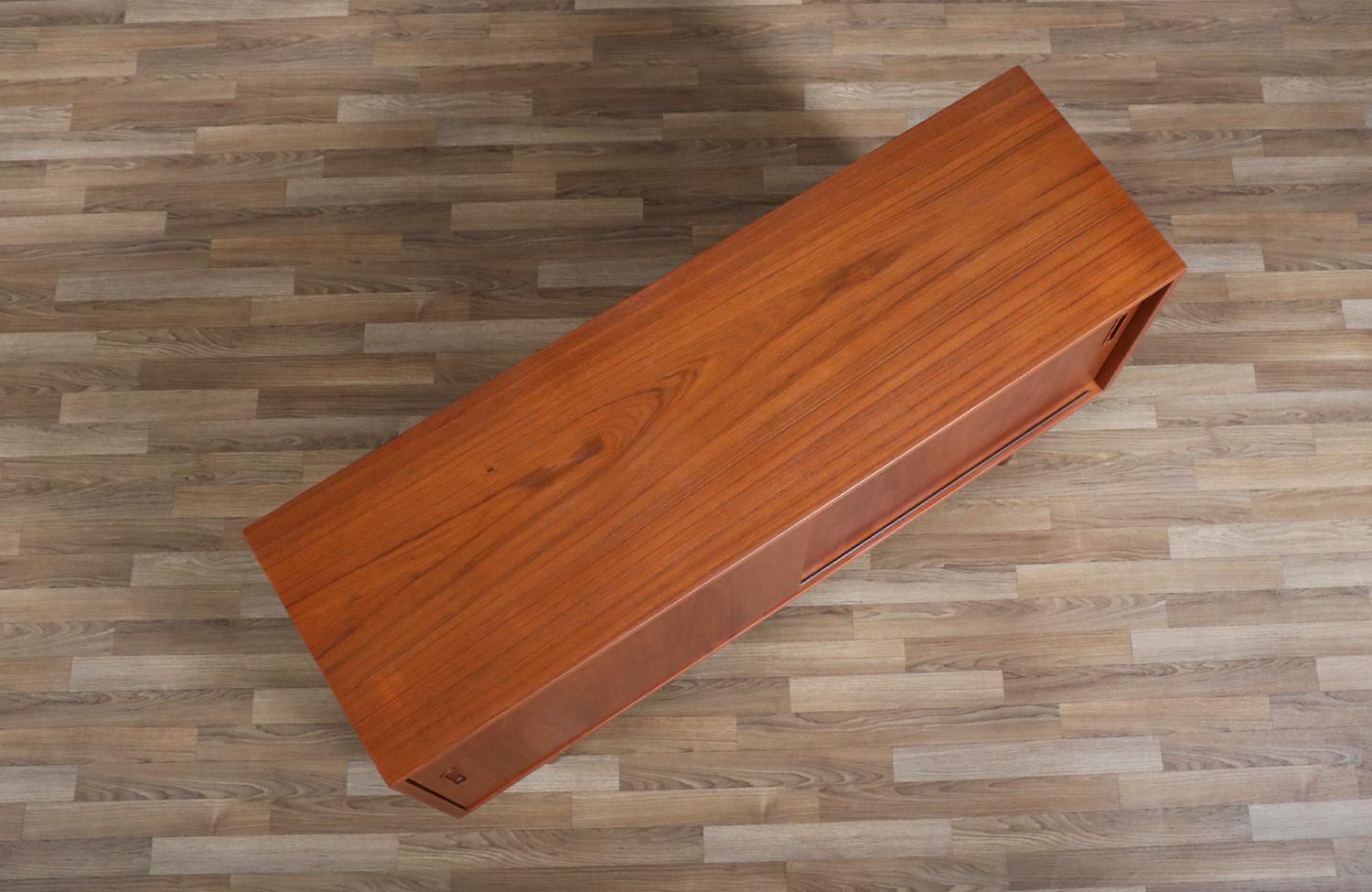 Expertly Restored - Danish Teak Credenza by Carlo Jensen for Hundevad For Sale 2
